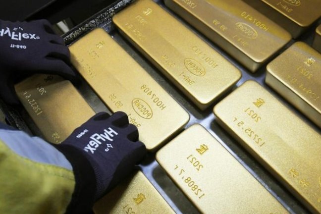 Работник укладывает слитки золота высшей пробы на тележку - РИА Новости, 1920, 26.12.2025