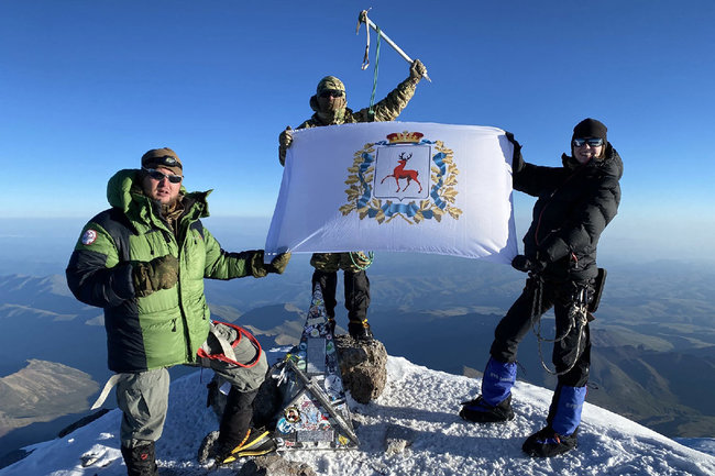 Альпинист Роман Попков установил флаг Нижегородской области на вершине Эльбруса