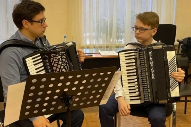 Известный аккордеонист Сергей Осокин провел мастер-класс для юных музыкантов из Лабытнанги
