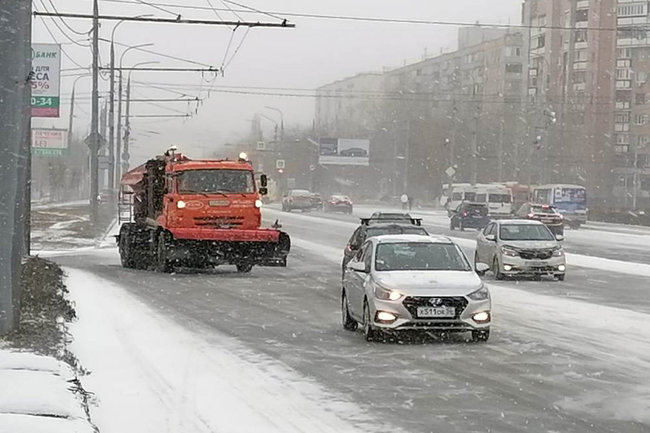 В Оренбурге улицы очищают 20 специальных машин