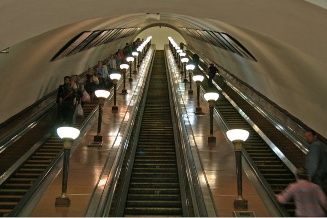 Работа заменила пассажирам московского метро электронные книги