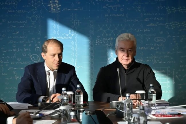 Денис Мантуров и Сергей Собянин на месте нового индустриального кластера.