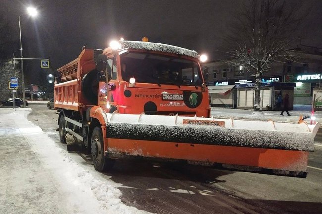 В Калининграде на уборку снега вышли работники всех муниципальных учреждений