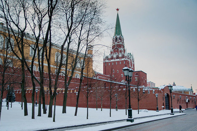 Новогоднее гробокопательство: в КПРФ ответили на идею снести некрополь у Кремля