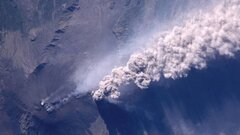 Вулкан Этна на Сицилии выбросил столб пепла высотой около четырёх километров