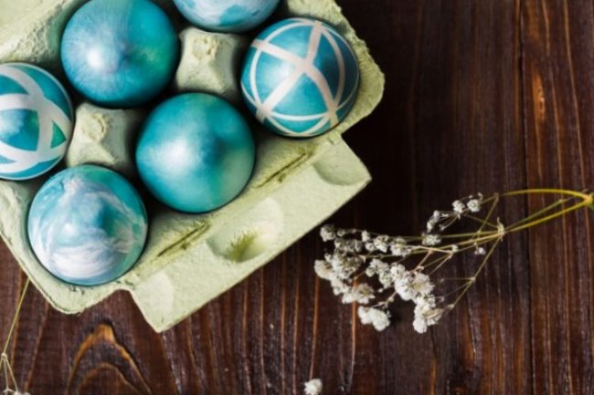 Быстро и красиво: яйца на Пасху крашу при помощи салфеток