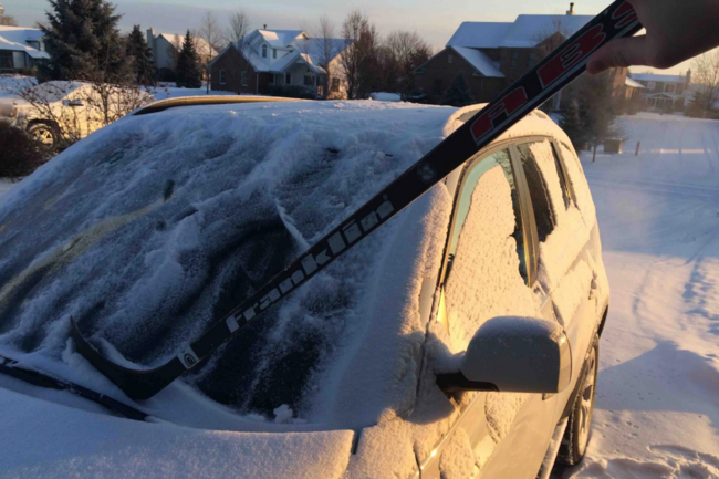 Как правильно очистить машину от снега и льда