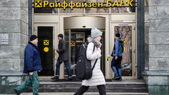 Акции Raiffeisen упали на 8% после обвинений в обходе санкций против России