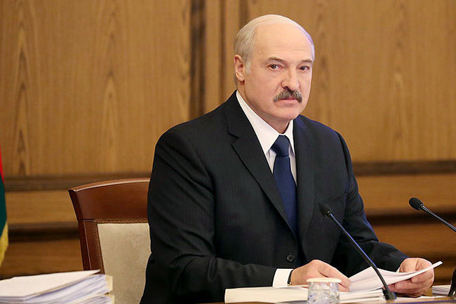 Лукашенко отсиделся на скамейке штрафников перед новой акцией протеста