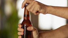 Специалист в области ЖКХ Бондарь предупредил о штрафах за алкоголь на общем балконе