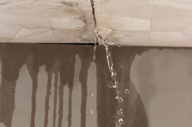 В Петербурге квартира была залита кипятком после обрушения потолка