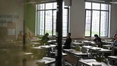 Школьницу заставили снять белье перед ЕГЭ