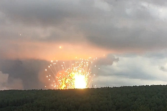 В Красноярском крае загорелся склад с боеприпасами