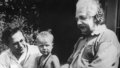 У Эйнштейна было двое детей. Ганс Альберт (на фото с ребенком) и Эдуард.