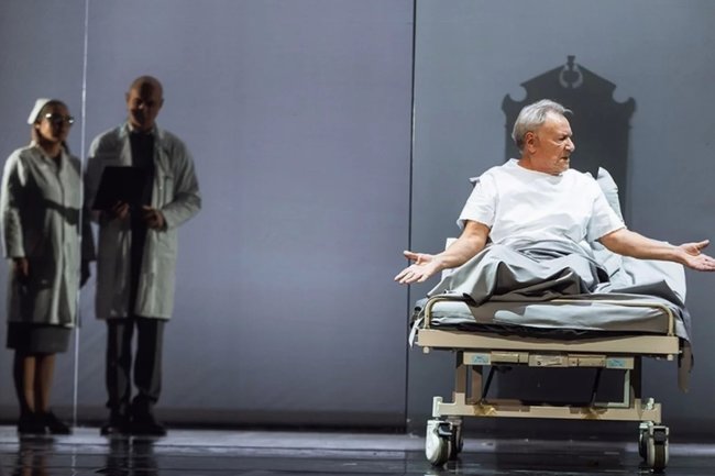 Сергей Шакуров избегает эмоциональных спекуляций — сочувствие скорее вызовут окружающие героя близкие люди.