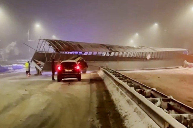 В Нижегородской области обрушившийся мост раздавил инкассаторский автомобиль