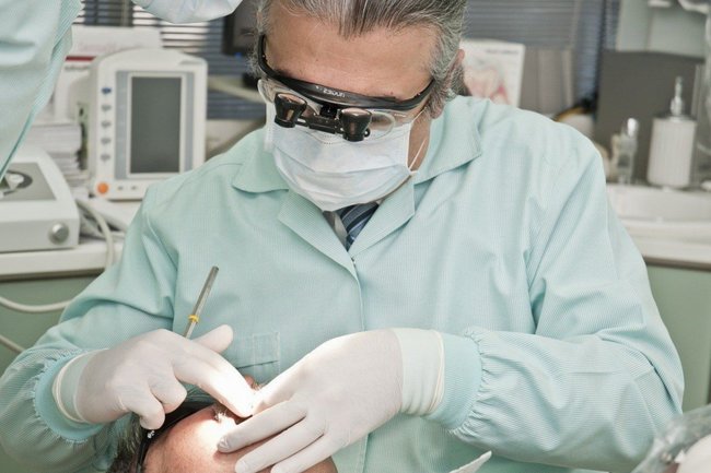 стоматолог