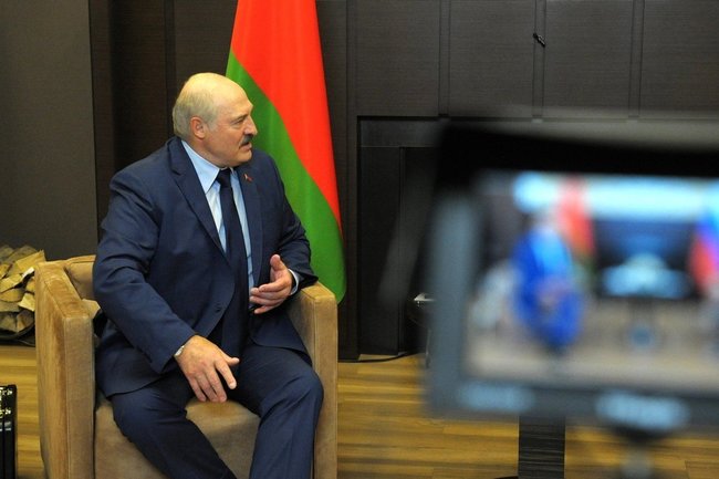 Лукашенко призвал открывать огонь на поражение при провокациях на границе