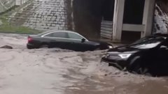 Первый весенний ливень «аномально» затопил Москву