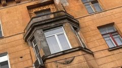 В Новороссийске рушится дом - архитектурный памятник: части фасада падают на головы прохожих
