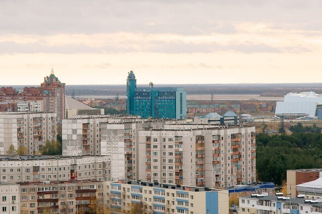 Сургут. Архивный вид города, не место описанных событий.
