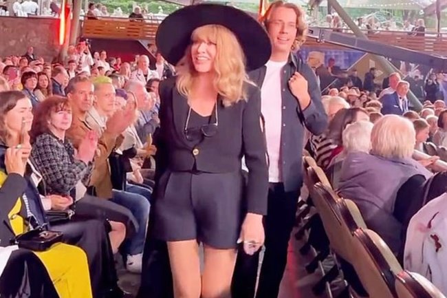 75-летняя Алла Пугачева вышла в свет в мини-шортах и восхитила фанатов в сети