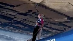 97-летняя британка установила рекорд по стоянию на крыле летящего самолета