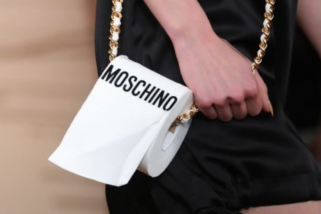 Сумка Moschino в форме рулона туалетной бумаги стала объектом насмешек