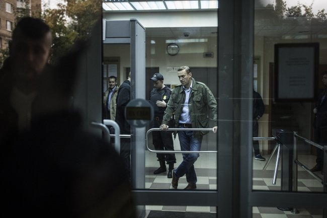 Навального приговорили к 20 суткам ареста