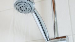 Специалисты раскрыли распространенную ошибку, которую совершают россияне во время душа