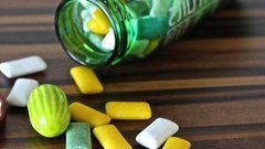 Популярный ведущий оказался в неловкой ситуации из-за жевательной резинки