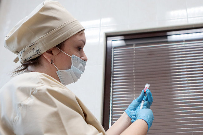 Челябинск. Ветеринар во время вакцинации животных препаратом "Карнивак-Ков" против коронавирусной инфекции COVID-19 на Челябинской ветстанции. Вакцина "Карнивак-Ков" - единственный зарегистрированный в мире профилактический препарат от COVID-19 для животных. Наиль Фаттахов/ТАСС