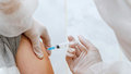 вакцина вакцинация прививка ковид коронавирус шприц игла 
