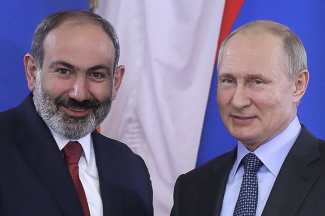 Пашинян похвалил Трампа и Макрона, хоть мир в Карабахе организовал Путин