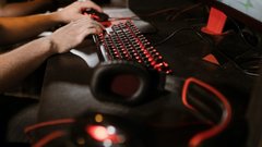 Тем, кто любит перекусывать за компьютером, сообщили об ужасных последствиях