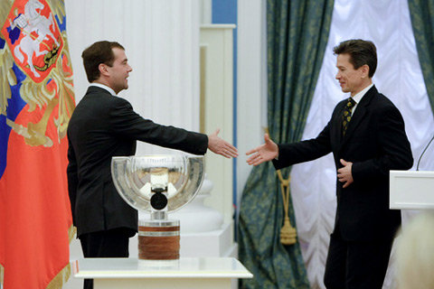 Награда медведеву. Медведев вручает награды 2009. Михаила Медведев награждает. Медведев награждает Макиеву.