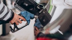 Калининградцы способны приобрести больше бензина за свою зарплату