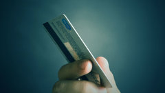 Раздача кредитных карт всем подряд стала главным заработком банков