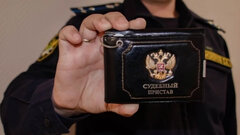 Приставы нашли в куче одежды женщину, задолжавшую 1,3 млн руб. по алиментам