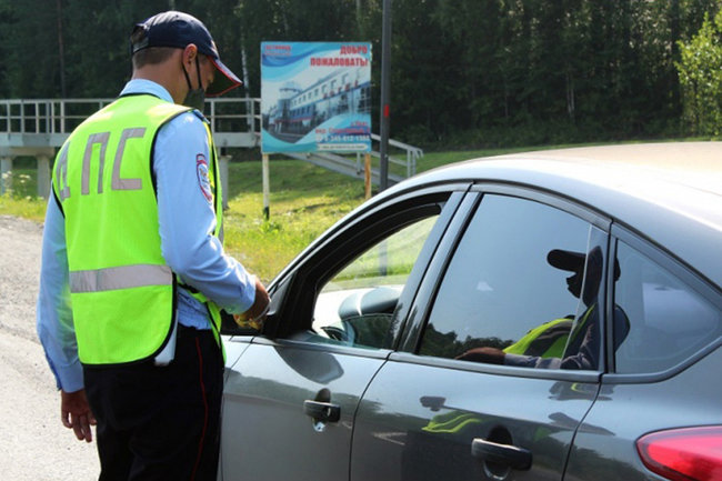 Омский автоинспектор попался на незаконной выдаче водительских удостоверений