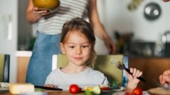 Диетолог Мизинова предупредила о нежелательности употребления пищи перед сном у детей