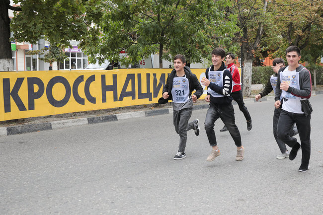 Грозный. Участники массового забега &quot;Кросс нации&quot; на проспекте А.Кадырова. Елена Афонина/ТАСС