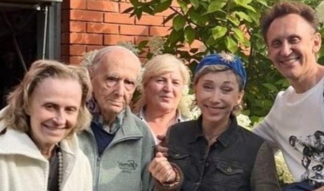 Сергей Дроботенко поделился снимком 82-летней Регины Дубовицкой и разъяснил, почему она не ведет соцсети