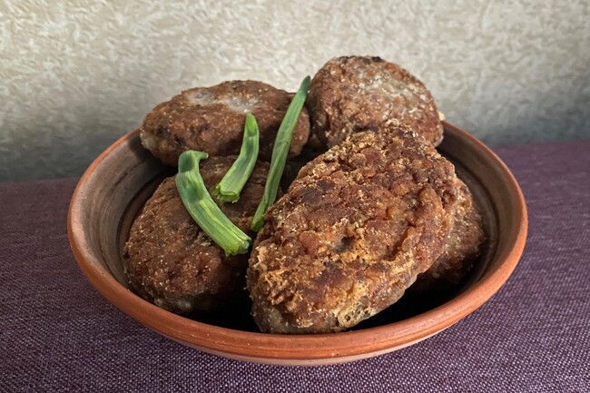 Гречаники с мясом — котлеты из фарша и гречневой крупы.