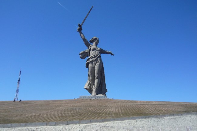 На россиянку завели уголовное дело за шутливое видео с монументом Родина-мать