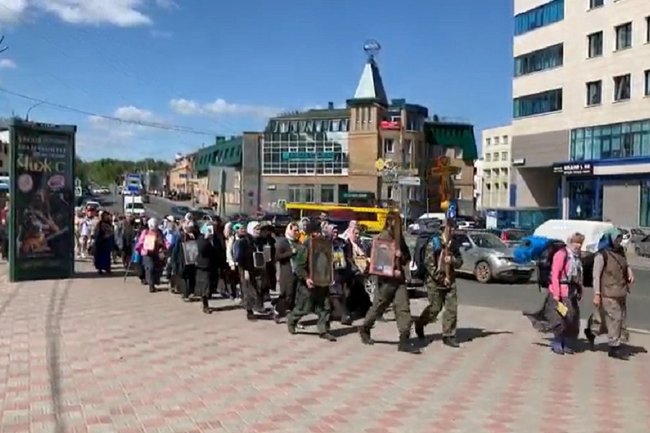 Сотни верующих приняли участие в крестном ходе в Кировской области