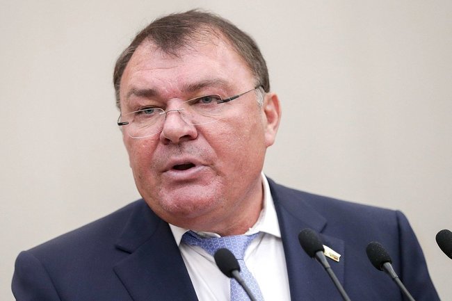 Александр Ремезков. Редкая фотография, где депутат похож на средней руки чиновника – обычно он выглядит заметно агрессивнее.