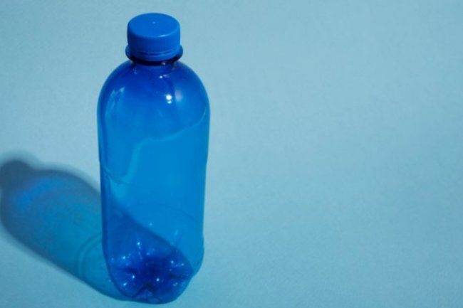 Опытные хозяйки всегда жгут пластиковую бутылку: эффект поразит