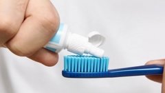 Стоматолог Малагон дал рекомендацию по выбору зубной щетки на основе двух важных факторов