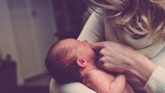 Жительница России родила малыша и оставила его в лесу, завернув в простыню